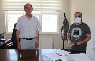 Bulanık’a atanan öğretmenler karanfillerle karşılandı