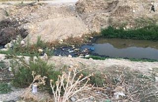 Buldan’da açık kanalizasyon mikrop saçıyor