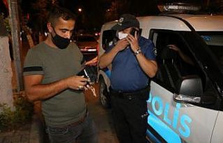 Bulduğu çantayı sahibine teslim etti