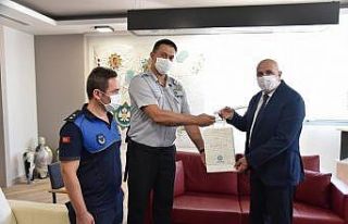 Buluntu çantayı sahibine teslim eden zabıtaya ödül