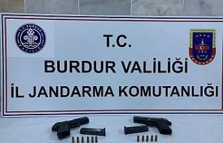 Burdur’dan Antalya’ya kaçak silah getirmeye çalışırken...