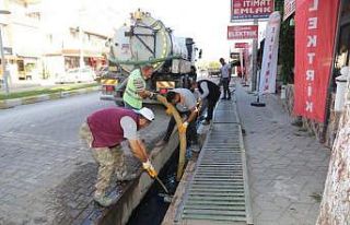 Burhaniye’de mazgal ve kanallar temizleniyor