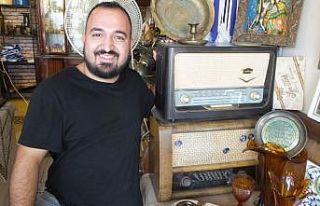 Burhaniye’de tarihi radyolar ilgi gördü