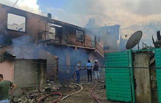 Bursa’da çıkan yangında 2 ev küle döndü