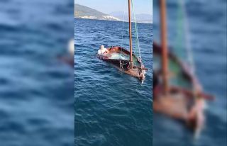 Bursa’da tekne battı...Cankurtaranlar tekneyi ve...