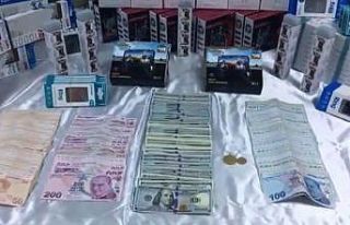 Çaldıkları altınları bozdurup dolara çevirmişler