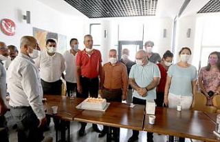 Çalışanlardan Başkan Tarhan’a ‘ödül’ kutlaması