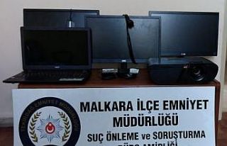 Cami cemaatini çileden çıkaran hırsızı, ayakkabıları...