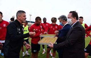 Canbey ve Orkan’dan Balıkesirspor’a moral ziyareti