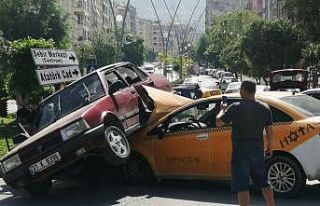 Çarptığı otomobil üzerine çıktı