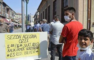 Çarşı ortasında 5 bin kişiye bedava balık ekmek...