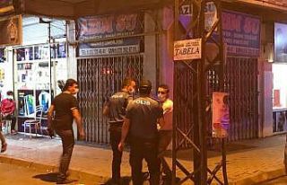 Çatıya çıkan şahsı izlemeye geldiler, ceza yiyip...