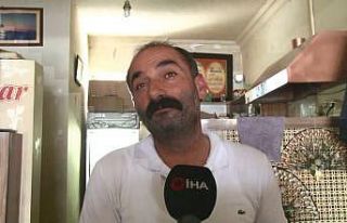 Çay ocağına gelen vatandaşlara mani ve dua okuyarak...