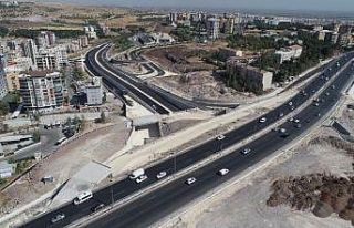 Çevik kuvvet köprülü kavşağında yan yollar...