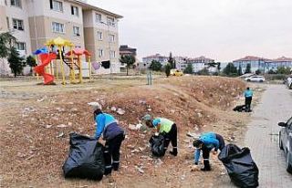 Çevreye saçılan çöpler temizlendi