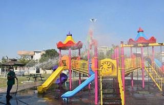 Ceyhan’da parklar dezenfekte edildi
