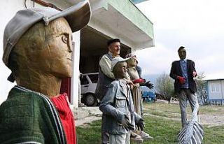 Cezaevinde öğrendiği oymacılıkla ağaçtan heykeller...