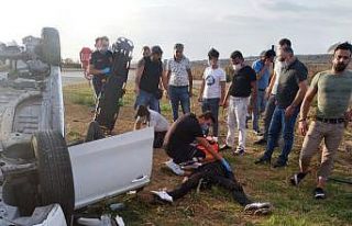 Ciple çarpışan otomobil takla attı: 3 yaralı