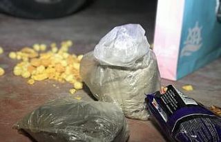 Cips poşetinde uyuşturucu madde taşırken yakalandılar