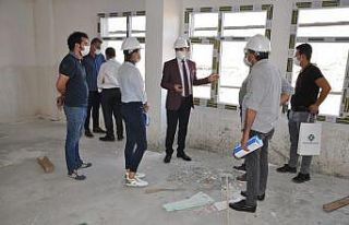 Cizre Kaymakamı Sinanoğlu okul inşaatında incelemelerde...