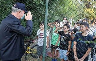 Çocuklardan Bakan Akar’a asker selamı