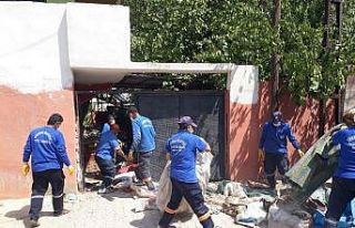 Çöp ev boşaltıldı, sahipleri hastaneye götürüldü