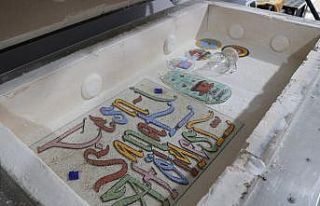 Çöpe atılan ürünleri sanat eserine dönüştürüyor
