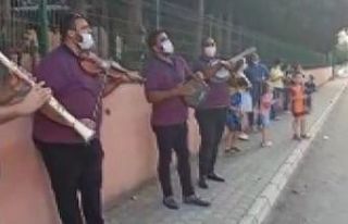 Covid-19’a yakalanan müdüre çalgılı şarkılı...