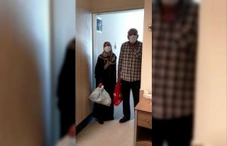 Covid-19’u yenen yaşlı çift, sağlık çalışanlarına...