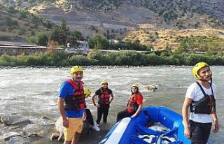 Çukurca Belediye Başkanı Dündar rafting yaptı