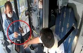 Cüzdanını bulan otobüs sürücüsüne para vererek...