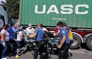 D-100’de otomobil yol kenarında bekleyen tıra...