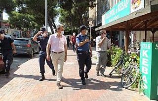 Daire müdürleri maske ve mesafe denetimi yaptı