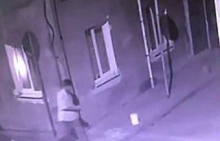 Damat kayınvalidesinin evini yakarken kameraya yakalandı