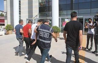 Darp ettikleri şahsın 4 bin 850 TL’sini gasp eden...