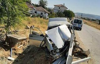 Demir bariyerlere saplanan aracın sürücüsü yaralandı