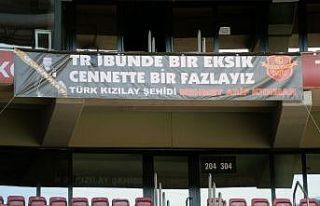 Derbi öncesi tribünde pankart açıldı