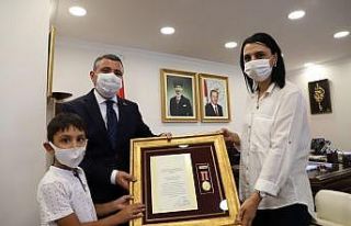 Devlet Övünç Madalyası ve Beratı şehidin eşine...