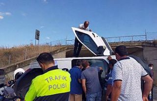 Devrilen aracın içerisine girip evrak aradılar