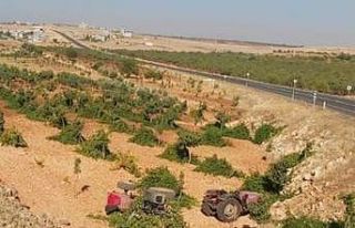 Devrilen traktörün altında kalan sürücü hayatını...