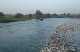 Dicle Nehrinde mahsur kalan vatandaşları itfaiye...