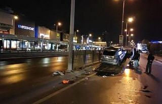 Direksiyon hakimiyetini kaybeden sürücü demir korkuluklarına...