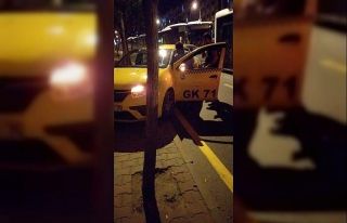 Direksiyon hakimiyetini kaybeden taksi sürücüsü...