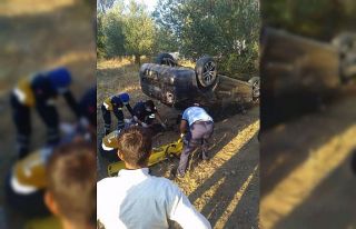 Direksiyon hâkimiyetini kaybeden otomobil takla attı:...