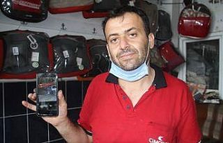 Direksiyon kilidini kalçasıyla kontrol edip motosikleti...