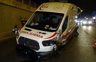 Diyarbakır’da ambulans kaza yaptı: 3 yaralı