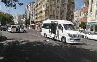 Diyarbakır’da hafif ticari araç ile minibüs çarpıştı:...