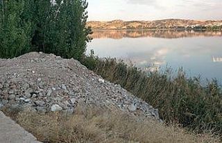 Doğal SİT alanı Gölbaşı Gölü’ne moloz döktüler