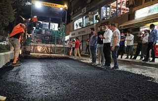 Dolunay ışığında yol asfaltlama çalışması