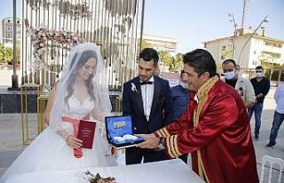 Döşemealtı Kent Meydanı’nda  ilk nikah